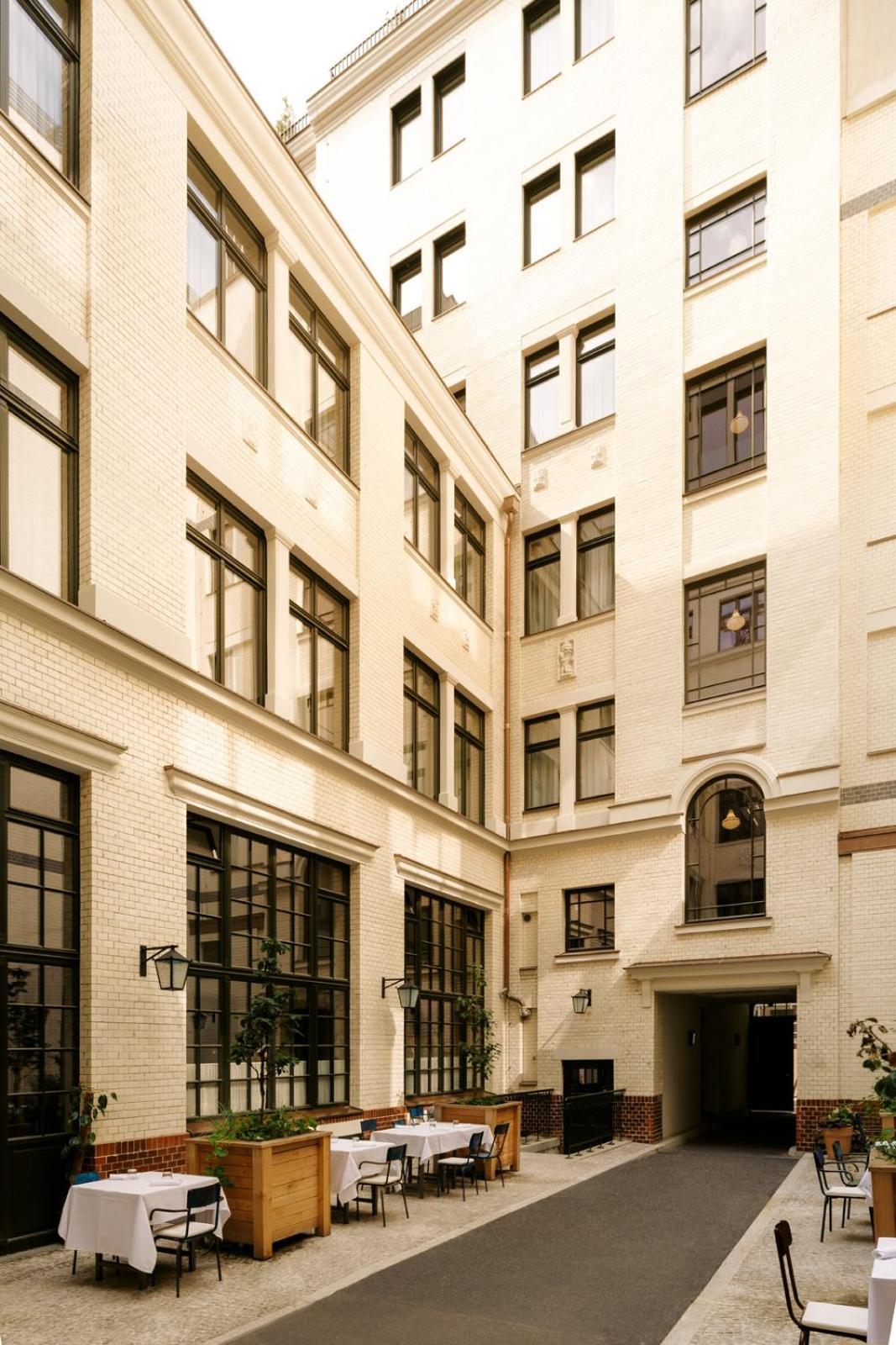 Boutique Hotel Chateau Royal Berlin Luaran gambar The courtyard of the building