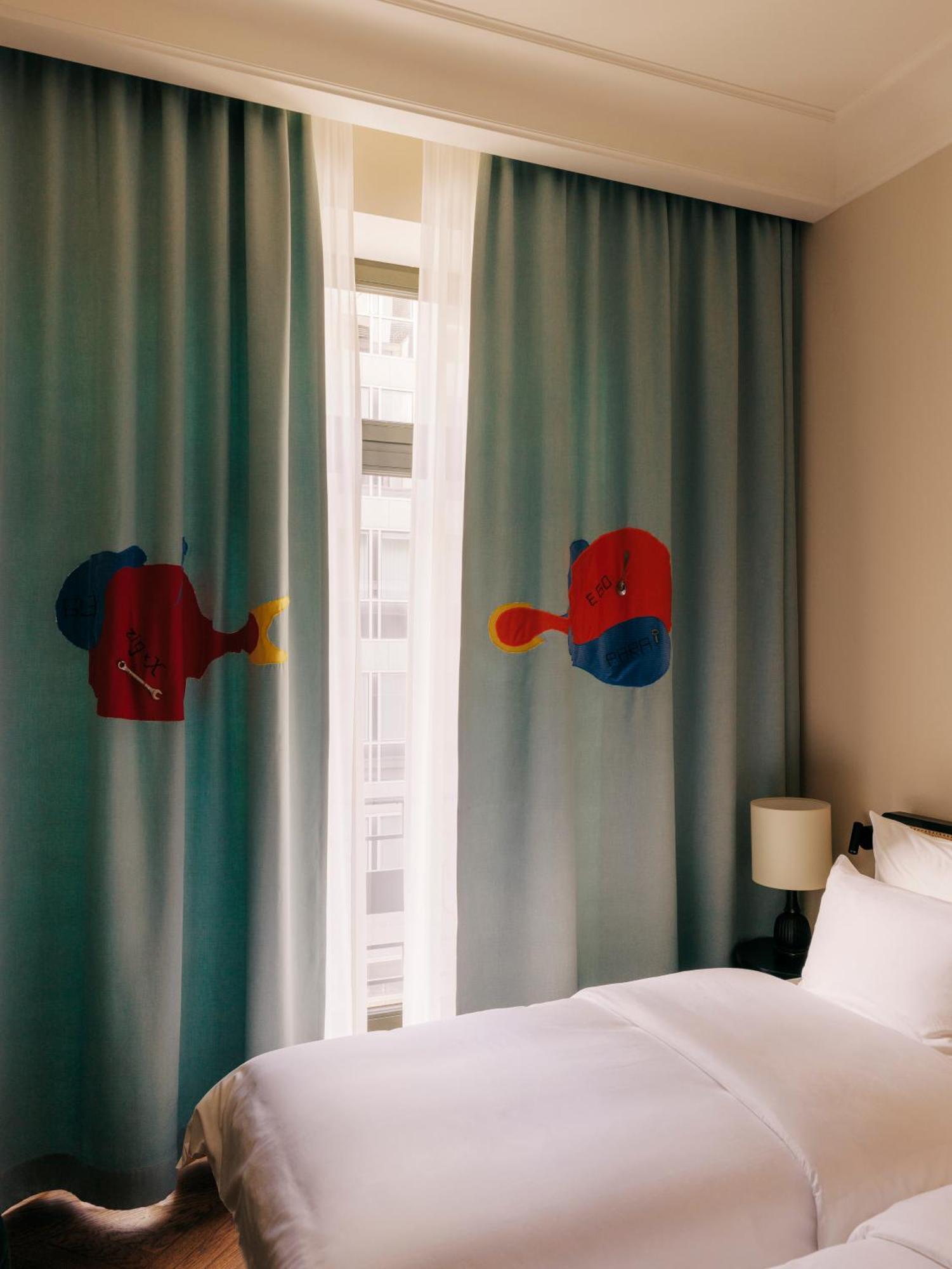 Boutique Hotel Chateau Royal Berlin Luaran gambar Curtains in the hotel room