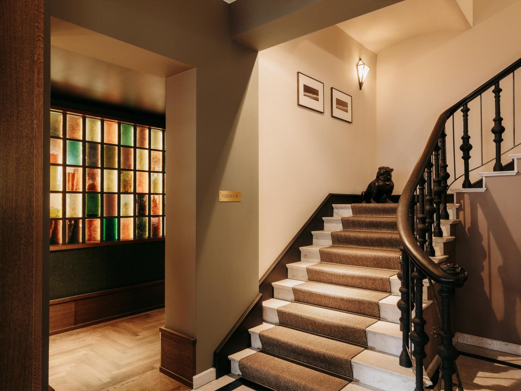 Boutique Hotel Chateau Royal Berlin Luaran gambar The staircase